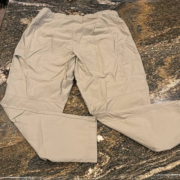 Nike Men's size 34 tan cargo pant. Like new with hip side pockets on both sides - Picture 5 of 5